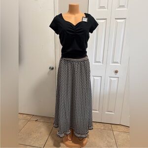NWT max studio elegant black and white pattern skirt size L